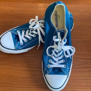 Navy converse low tops